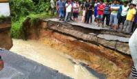 Jembatan Amblas, Jalan penghubung Pekanbaru-Teluk Kuantan terputus 
